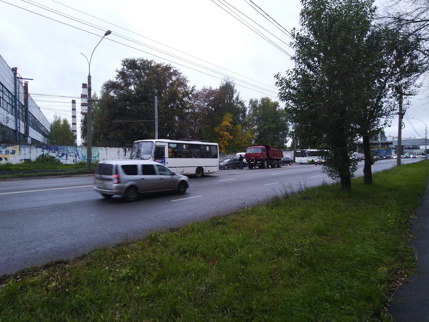 На проспекте Октября произошло ДТП, движение из Дзержинского района в центр затруднено