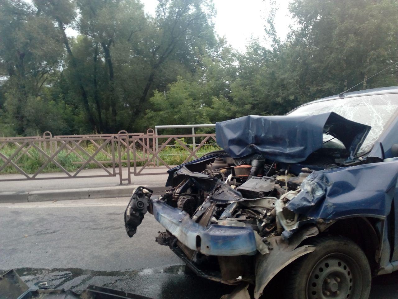 В Ярославле на улице Дачной столкнулись легковушка и маршрутка