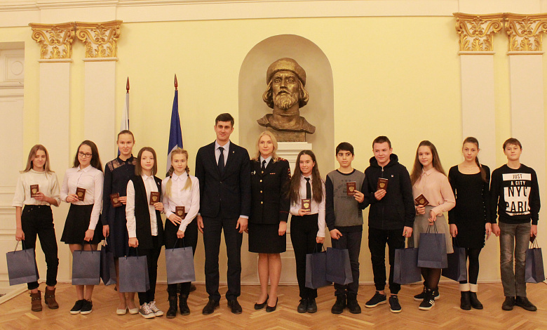 В День Конституции юные ярославцы получили свои первые паспорта