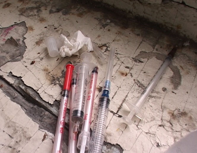 Жители подъезда боятся шприцов