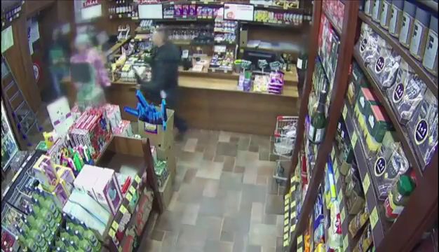 Рыбинец пришел в магазин с автоматом Калашникова и перепугал посетителей