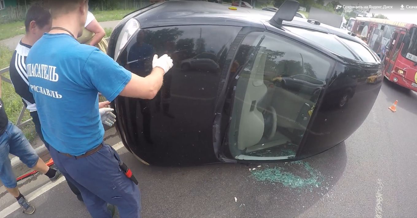 В Ярославле перевернулась отечественная машина