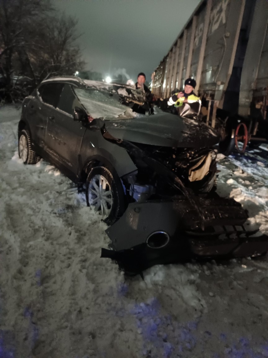 Стало известно о состоянии пострадавших в ДТП с поездом женщине и детях