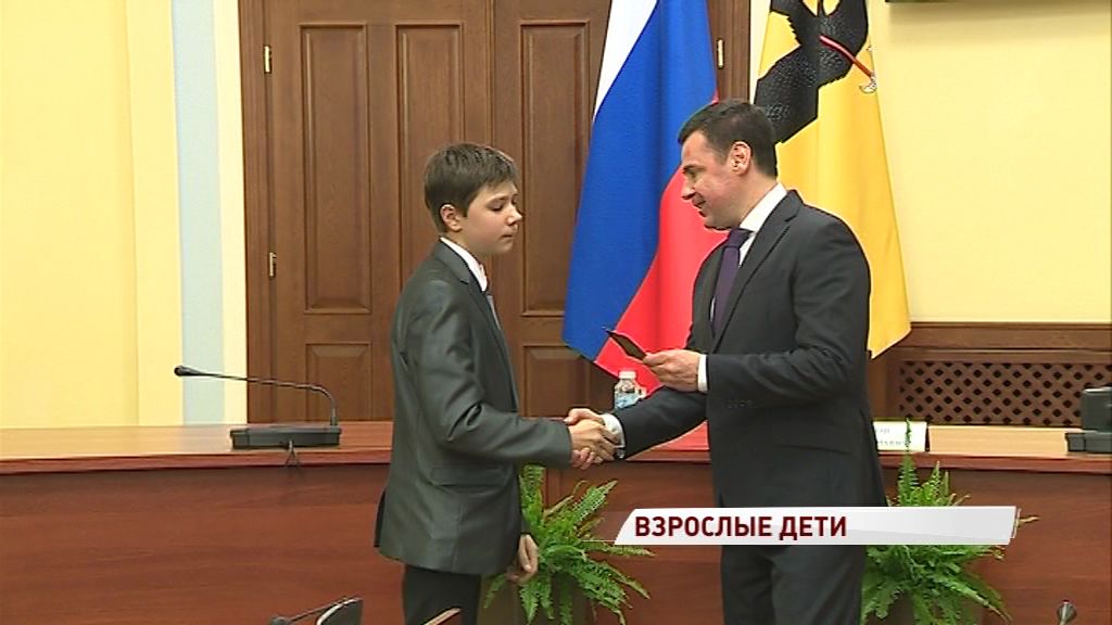 Дмитрий Миронов вручил школьникам первые паспорта