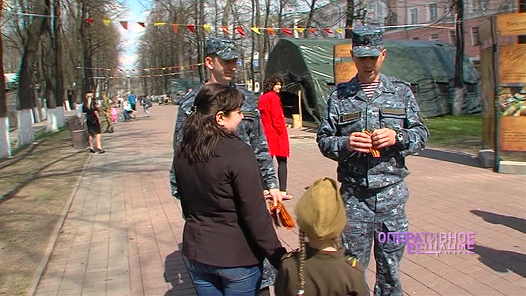 Бойцы Росгвардии раздавали георгиевские ленточки на улицах Ярославля