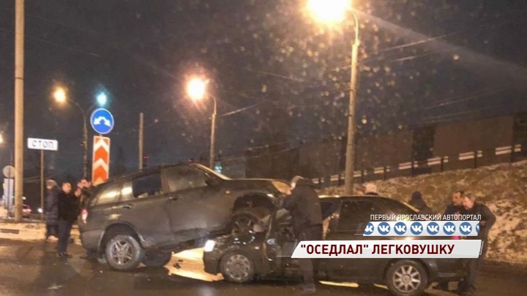 Внедорожник «оседлал» на проспекте октября «Рено»