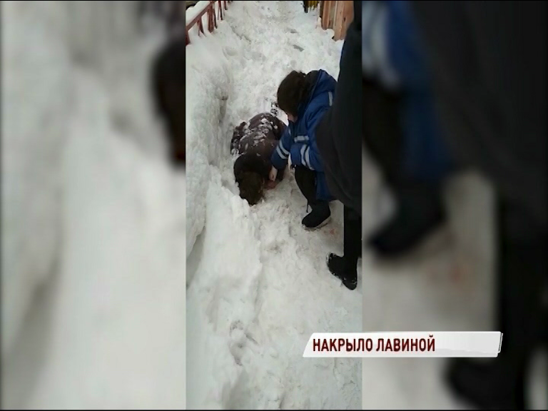 Врачи рассказали о состоянии женщины, на которую обрушилась глыба снега