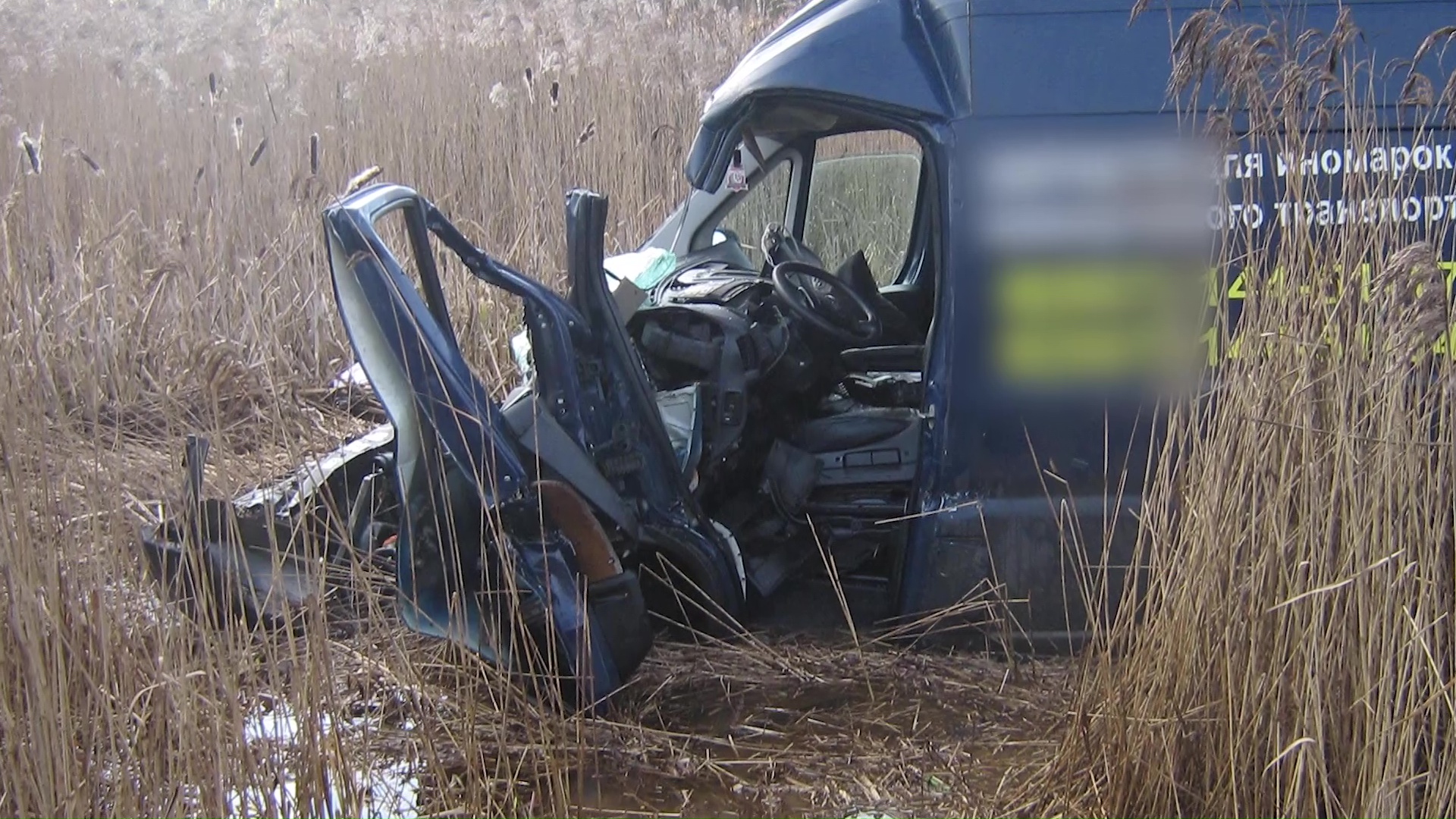 Кабину разорвало: в Ростовском районе в ДТП с микроавтобусом пострадали люди