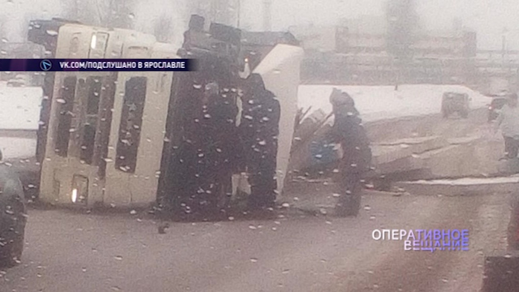 Под Ярославлем опрокинулась фура с бетонными плитами