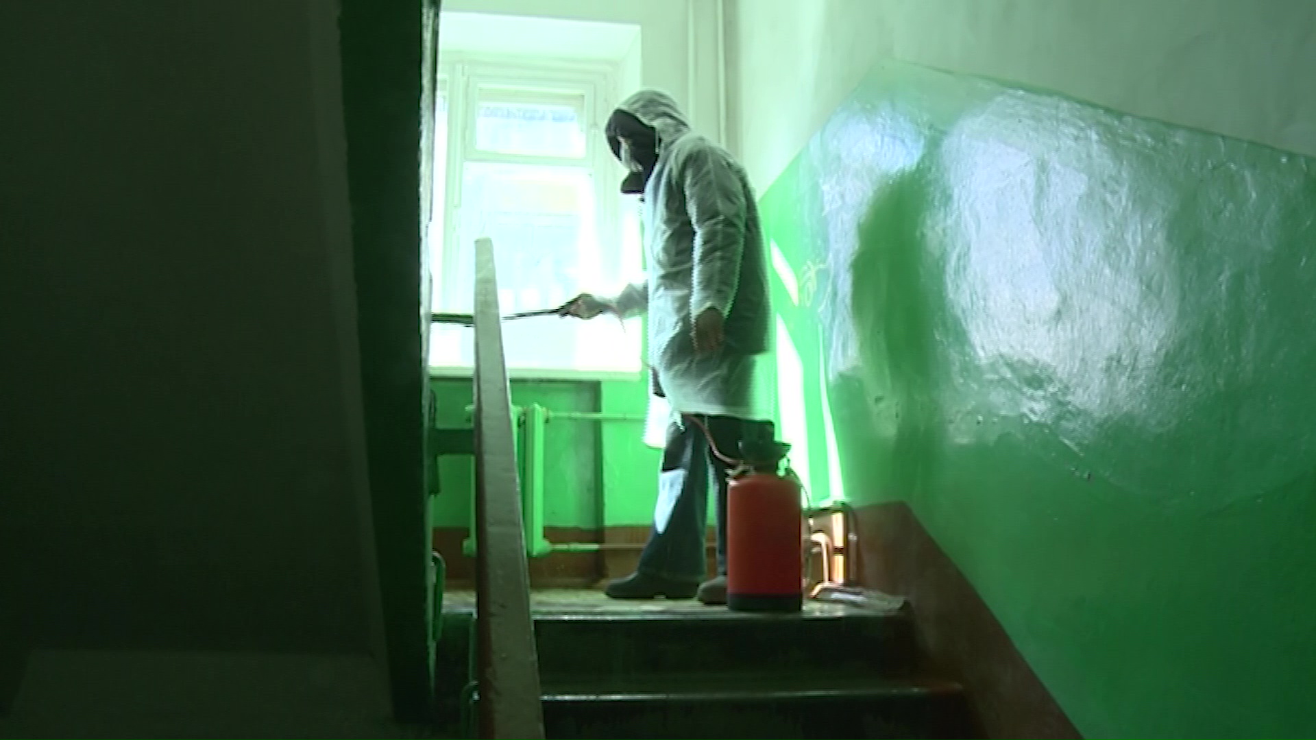 От дверей до кнопок лифта – в Ярославле продолжают дезинфицировать подъезды домов