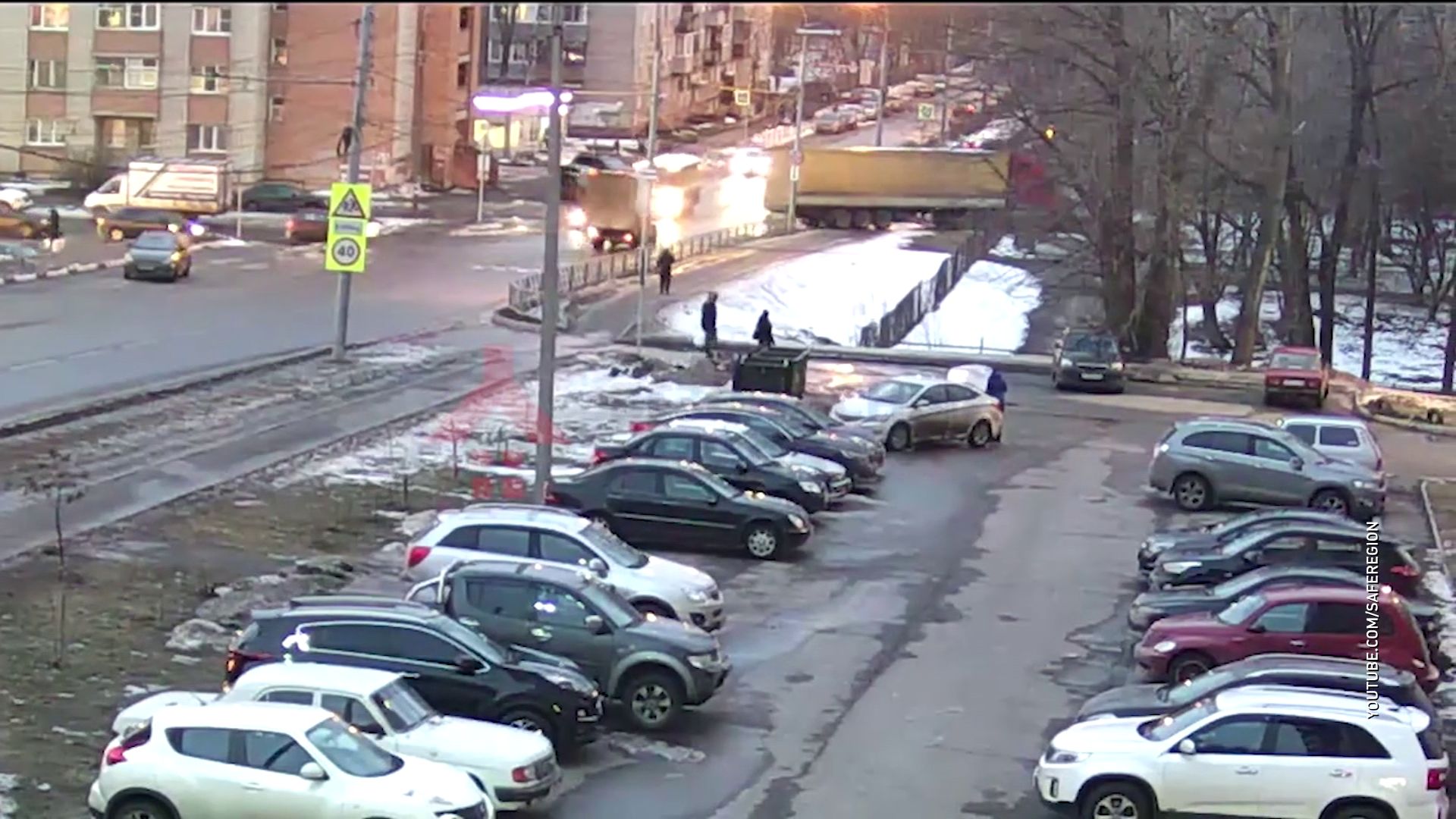 В Ярославле тягач протаранил забор школы