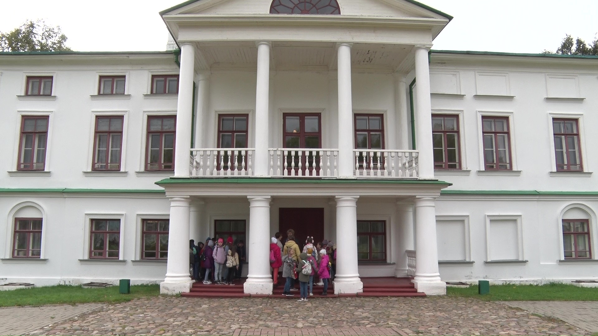 Живая история: школьники из Алтайского края посетили усадьбу Некрасовых в Карабихе