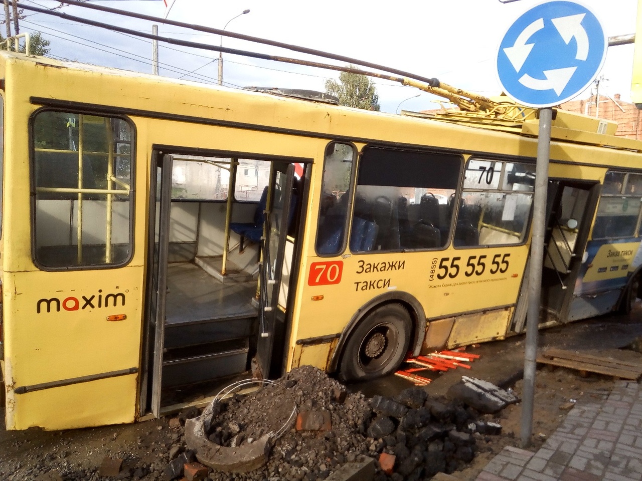 В Рыбинске троллейбус провалился в большую яму в центре города