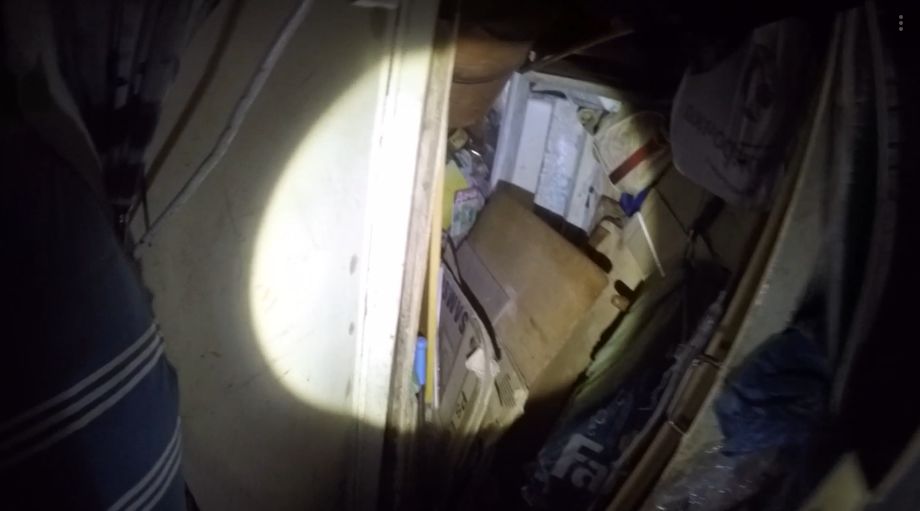 Спасатели ЦГЗ вызволили ярославского Плюшкина из завалов хлама с помоек