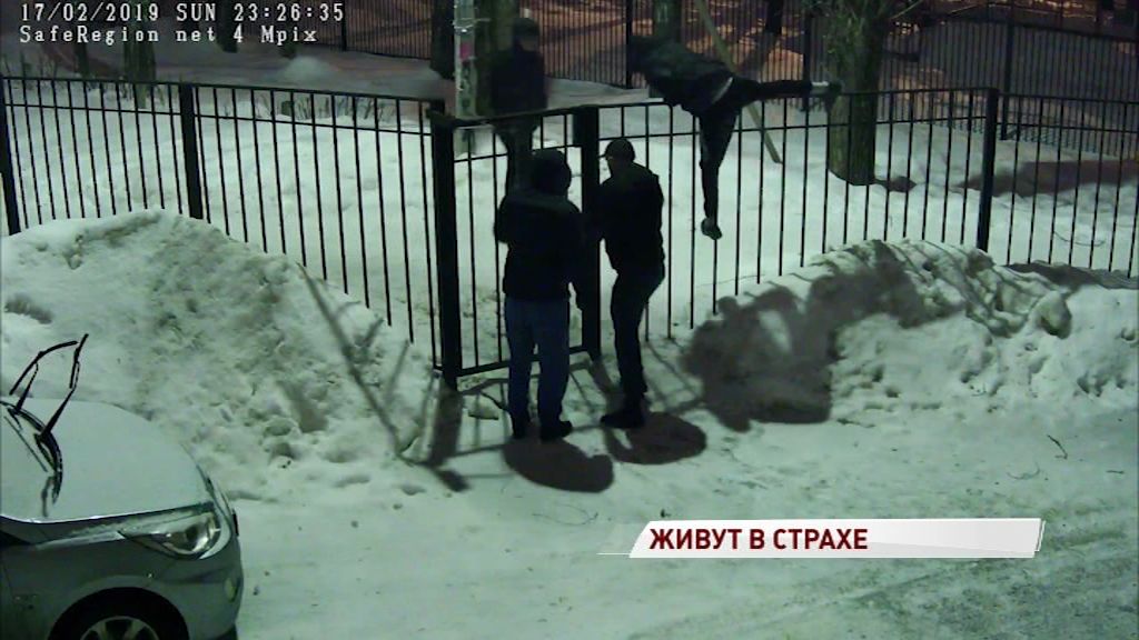 Перешел дорожку: в Ярославле чуть не сожгли семью в квартире