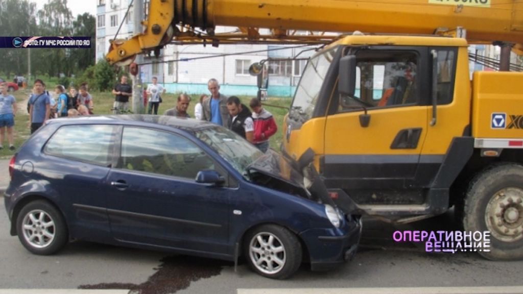 В Ярославле легковушка влетела под многотонный кран