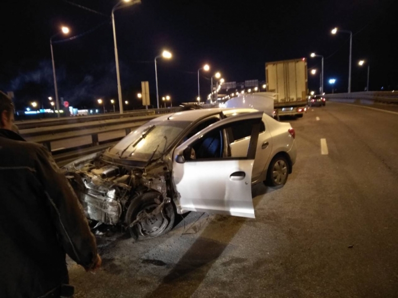На Тутаевском шоссе иномарка влетела в ограждение