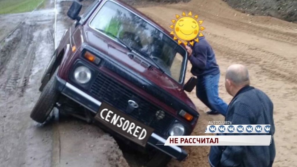 На улице Блюхера «Нива» застряла на трамвайных путях