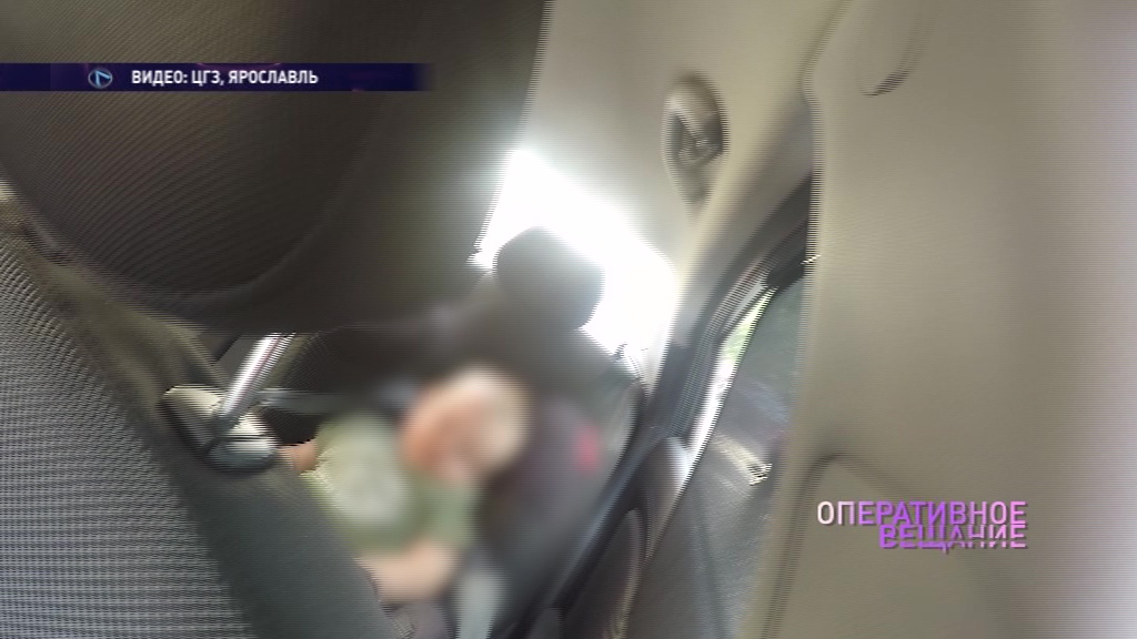 Спасатели вытащили маленького ребенка, закрытого в легковушке