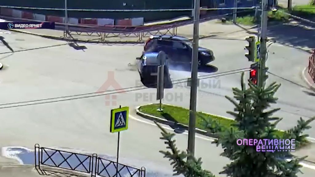 На пересечении Мышкинского проезда и улицы Лисицына столкнулись внедорожник и легковушка