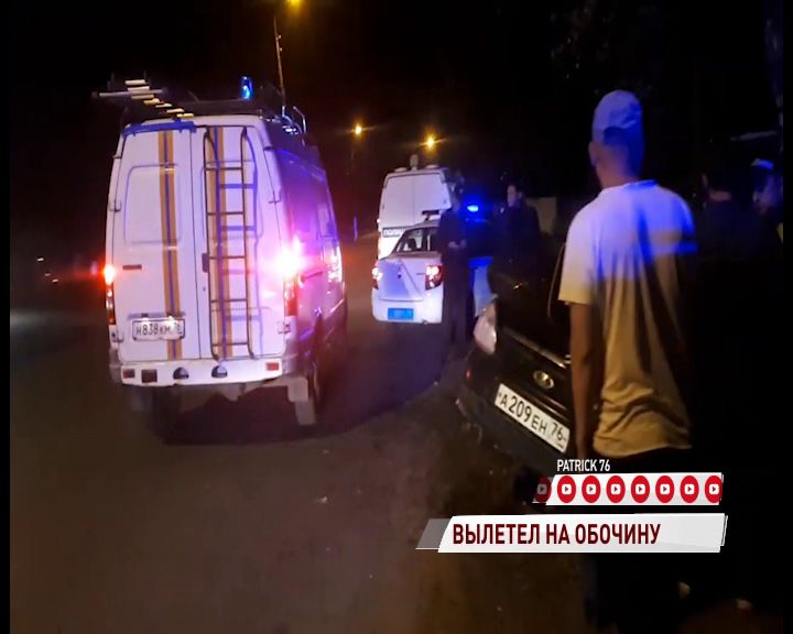 В Ярославле «Лада» вылетела на обочину и врезалась в дерево