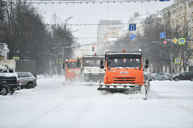В Ярославле с последствиями снегопада борются 77 единиц техники и 110 дорожных рабочих