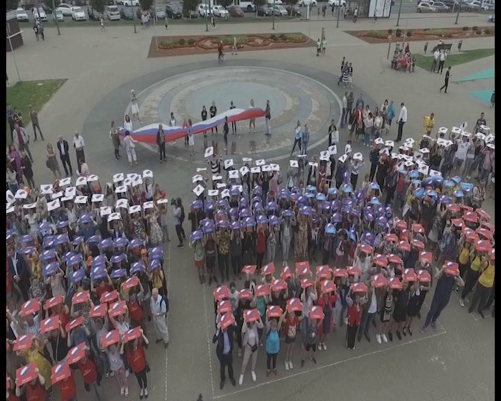 Флешмоб, викторины и концерт: в Ярославле отметили юбилей российского флага