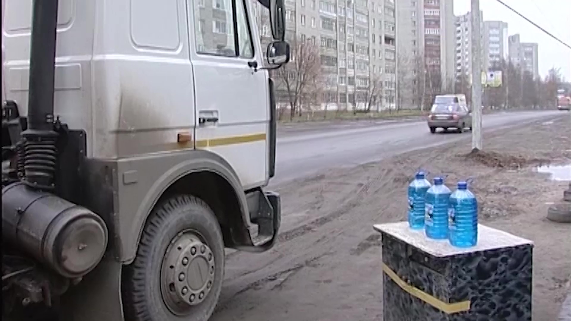 Лучше не экономить: специалисты рассказали, чем опасна купленная на дороге незамерзайка