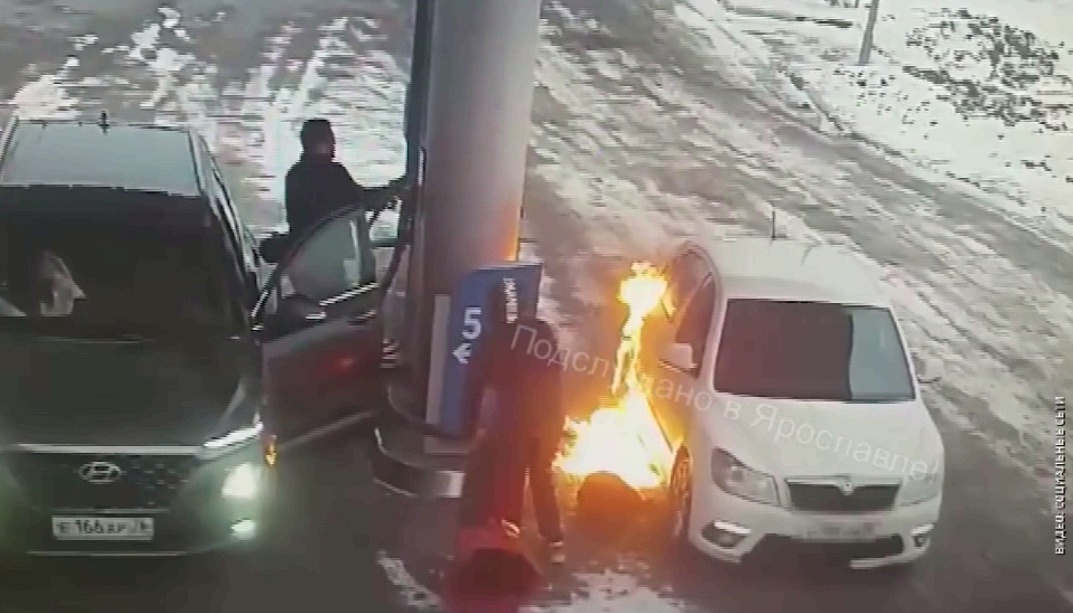 В Ярославле мужчина нечаянно поджег свою машину на заправке