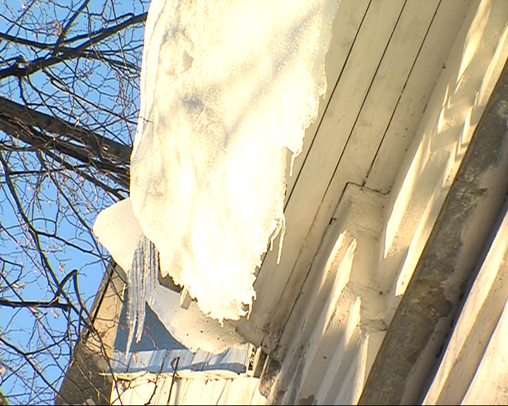 Третий день над головами прохожих на улице Собинова висит огромная ледяная глыба