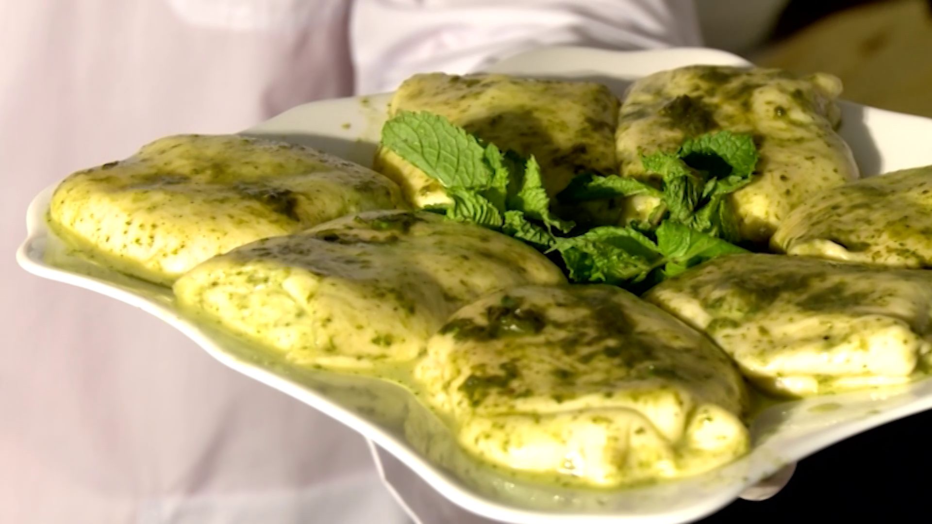 Утреннее шоу «Овсянка» от 03.03.2020: Учимся готовить вкуснейшую грузинскую закуску из сыра,мяты и соуса мацони