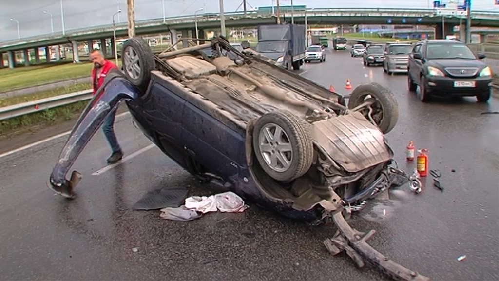 ВИДЕО: На Промышленном шоссе перевернулась легковушка