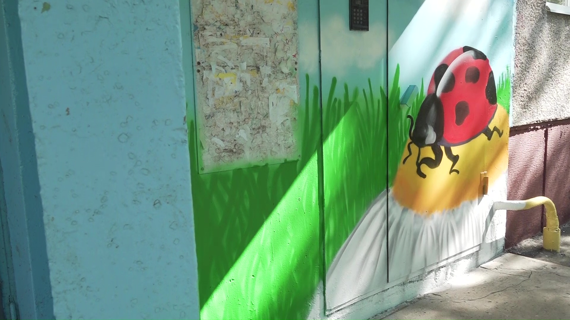 В Ярославле уличные художники расписали стены жилых домов