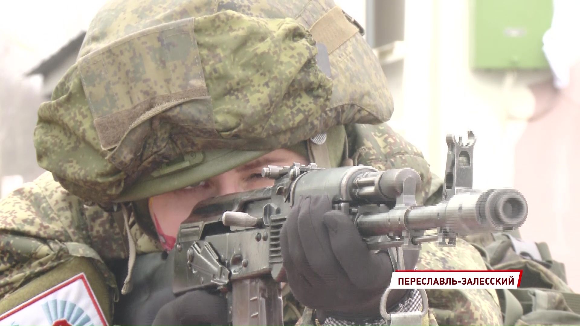 В преддверии 8 марта в области прошли соревнования для военнослужащих девушек «Макияж под камуфляж»