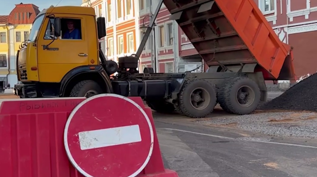 Самые аварийные дороги в Рыбинске начали выравнивать литым асфальтом