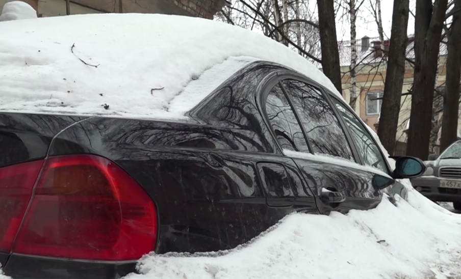 На улице Революционной в Ярославле на машину упала глыба льда