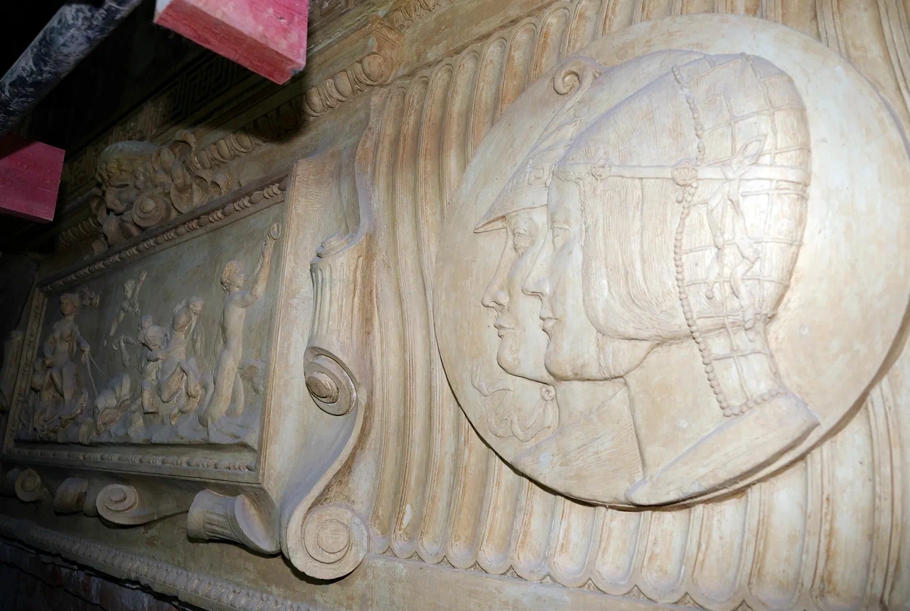 Под потолком Дома Радио нашли барельеф — портрет архитекторов здания