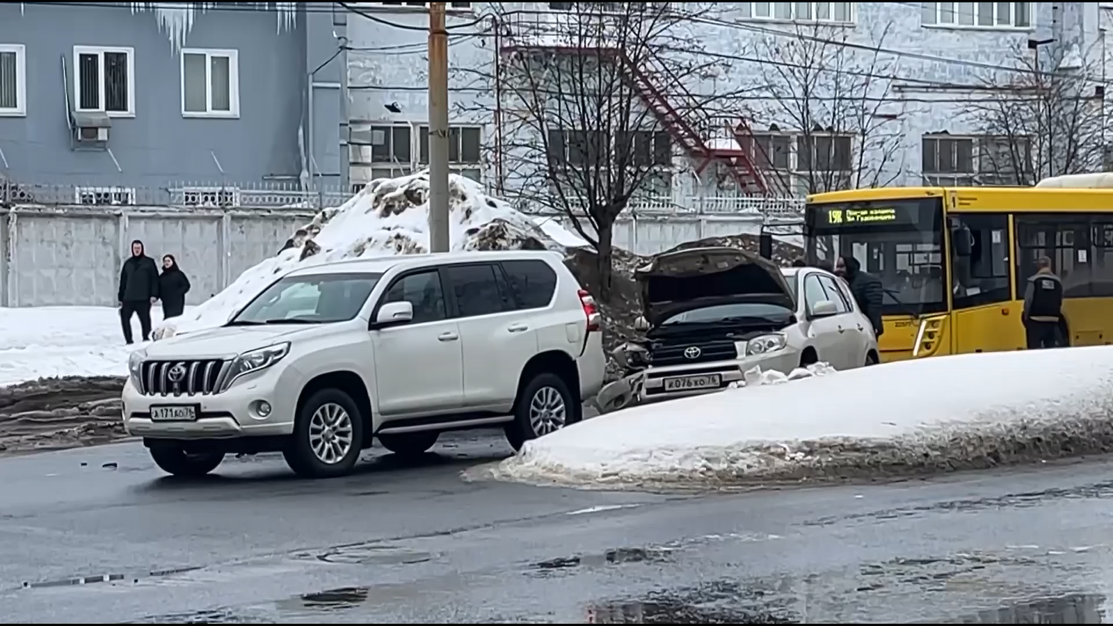 В Ярославле на Большой Федоровской произошло тройное ДТП