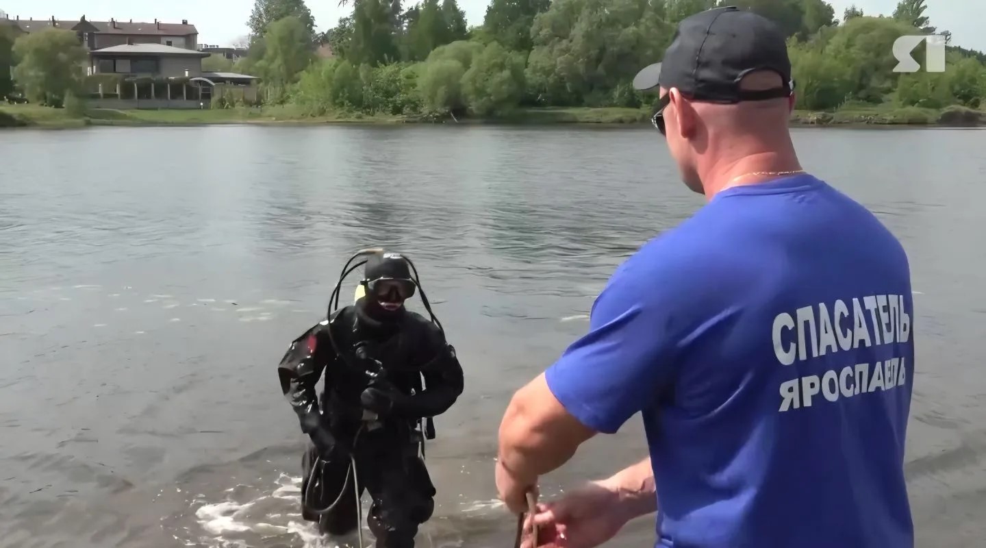 В Ярославле водолазы обследовали дно пляжа в Подзеленье
