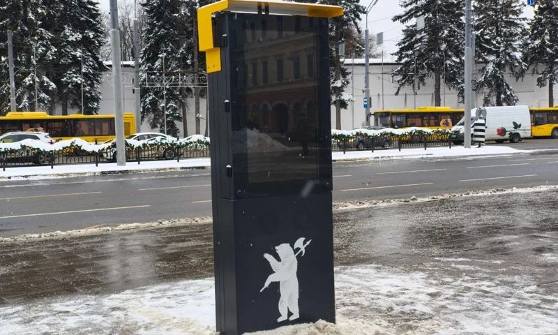 В Ярославле на остановке появился многофункциональный экран