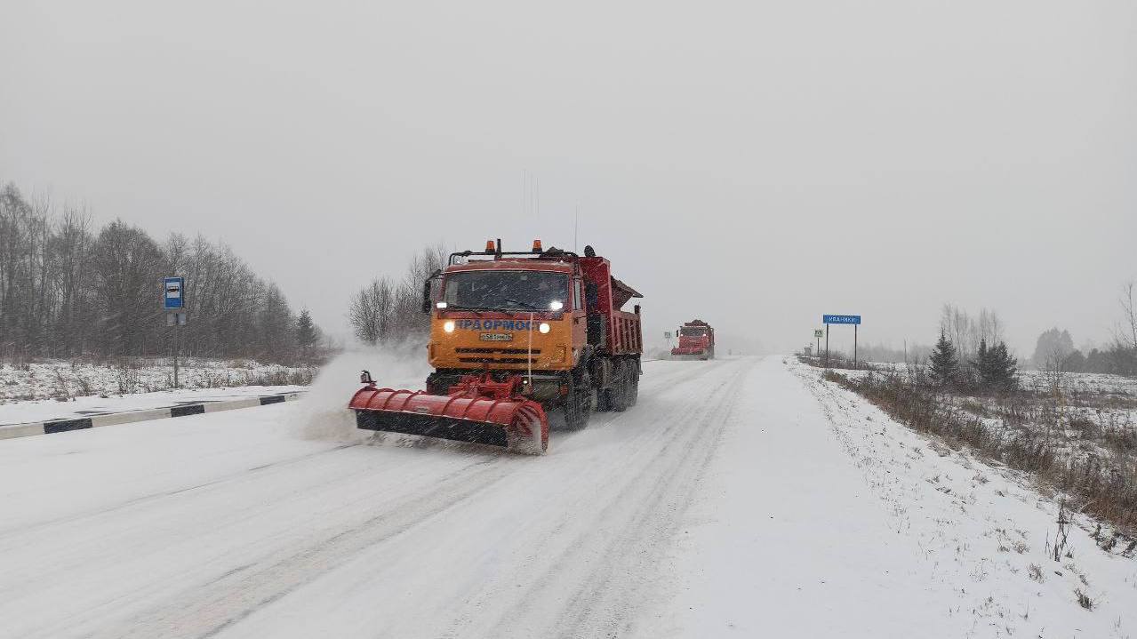 Власти рассказали, как справляются с мощным снегопадом в Ярославской области