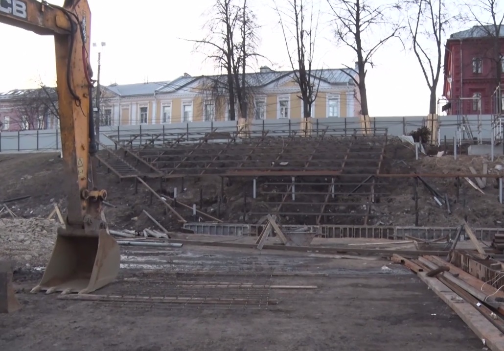 На стадионе «Спартаковец» в Ярославле монтируют новые трибуны