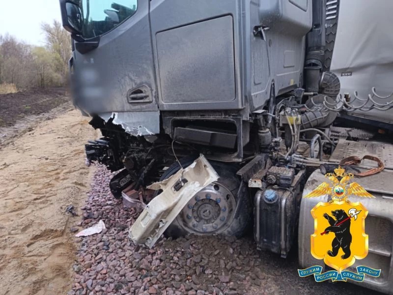 При столкновении легковушки с грузовиком в Ростовском округе погиб молодой водитель