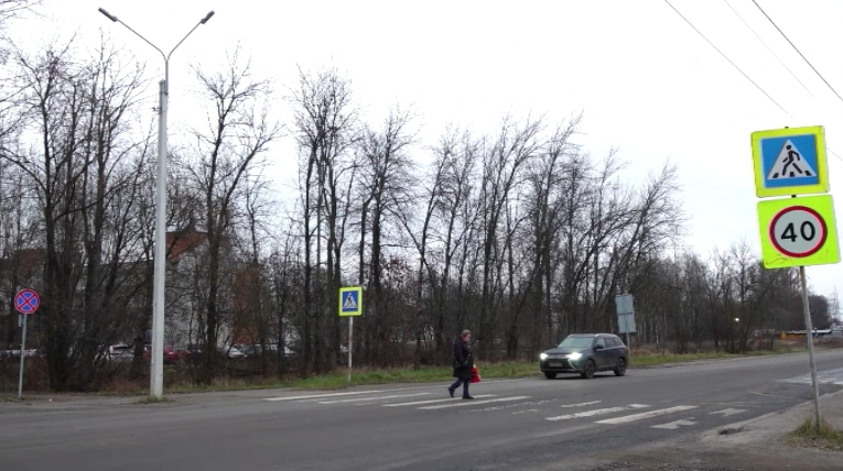 В Ярославле водитель не пропустил женщину с тремя детьми и коляской и сразу был задержан 