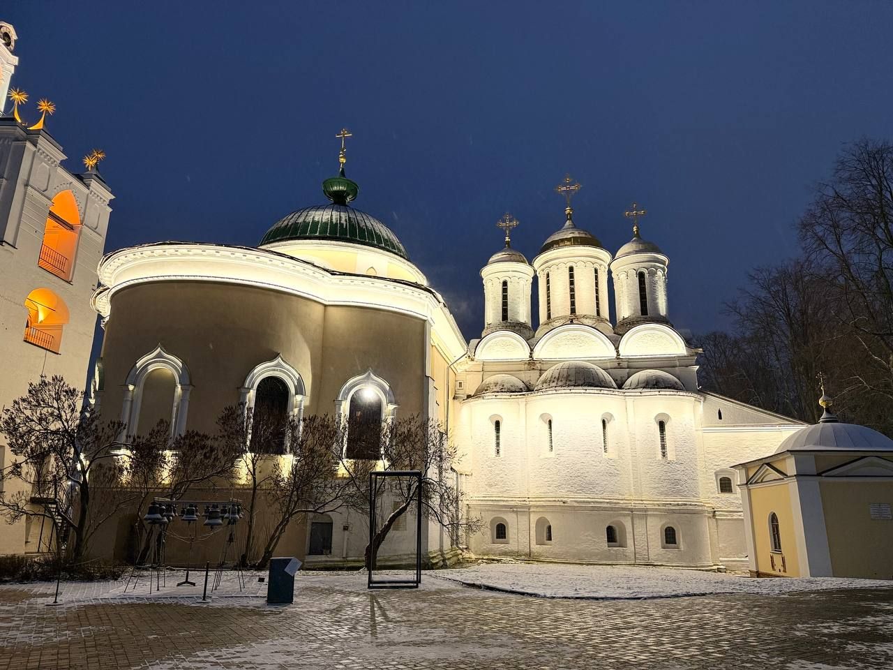 Губернатор Михаил Евраев объяснил необходимость подсветки зданий и катков в регионе