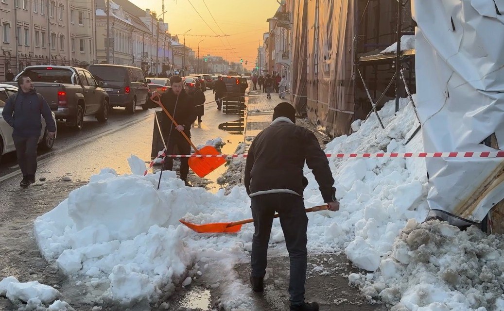 Девушка пострадала при падении снега с крыши на улице Свободы в Ярославле