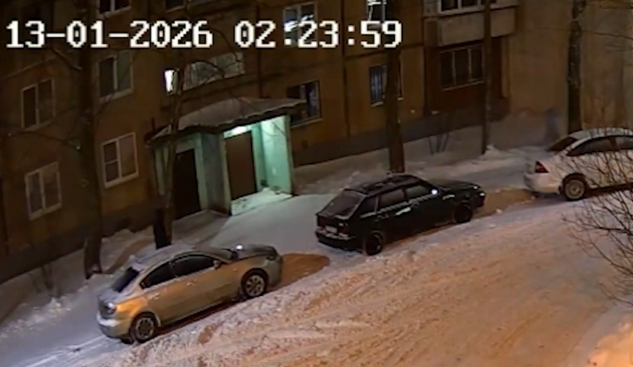 В Ярославле вандалы сломали две урны и помяли ими шесть автомобилей