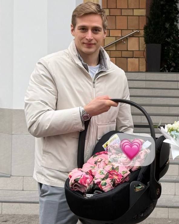 Нападающий ярославского «Локомотива» Максим Шалунов в третий раз стал отцом