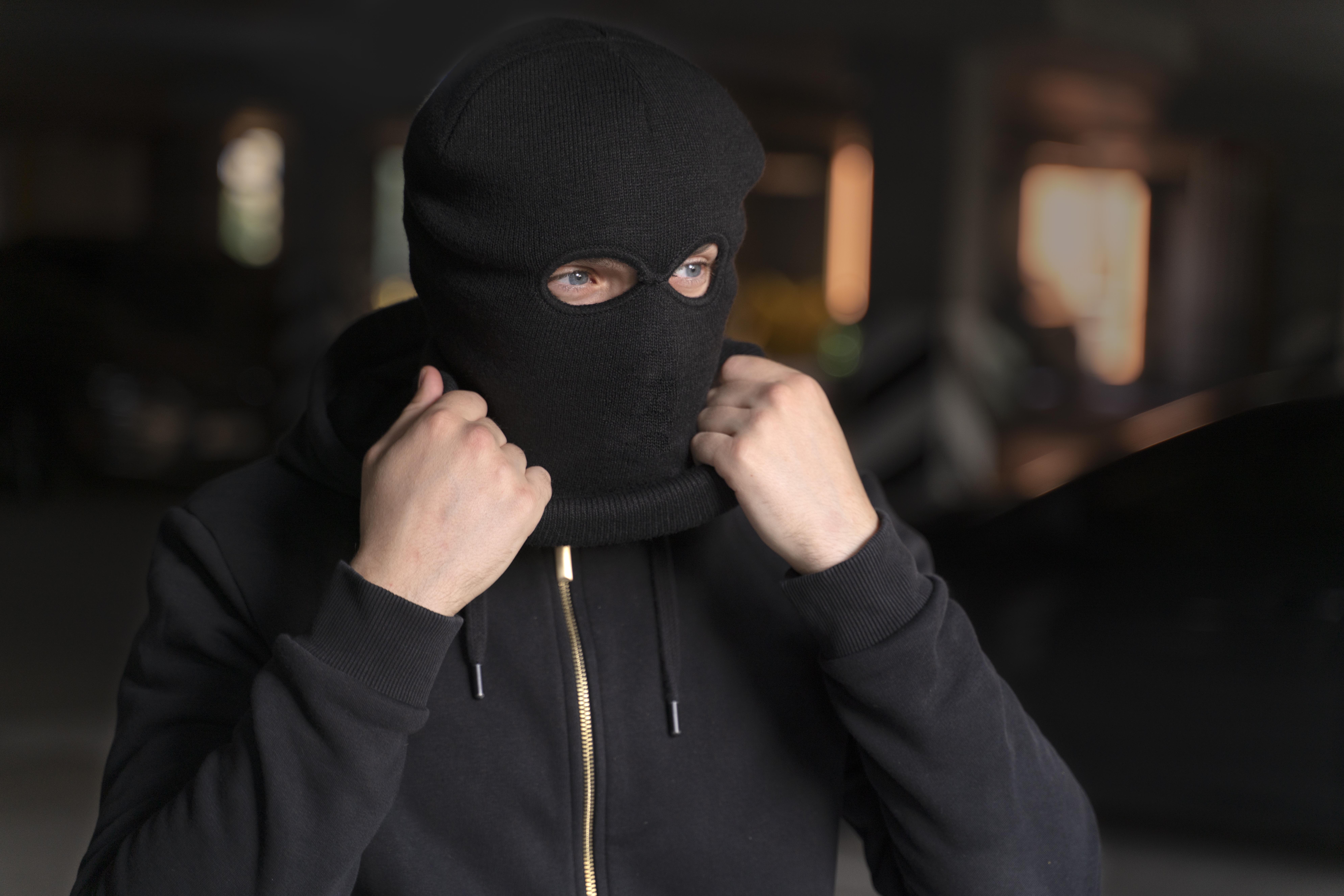 Житель Ярославля украл пять пар носков и напал с ножом на сотрудника магазина
