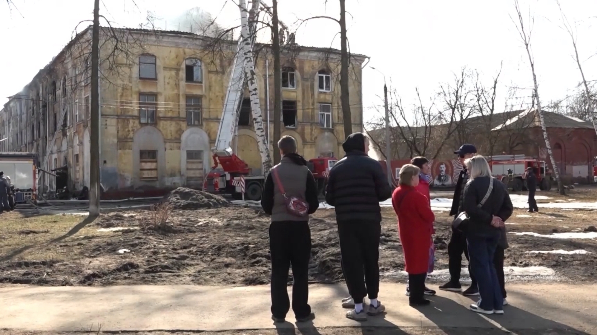 В Ярославле загорелся трехэтажный жилой дом на улице Стачек